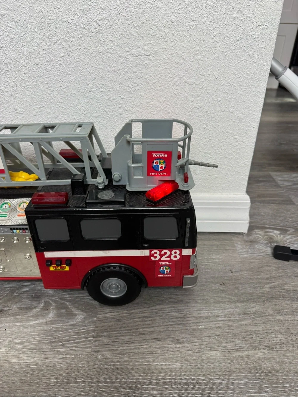 Vintage Tonka Supersized Fire Rescue Truck 308 w/ Ladder & working lights #05786